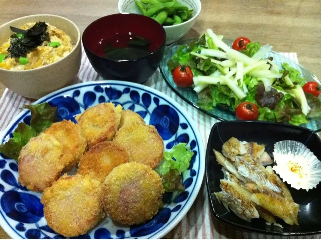 ハムカツ・玉子丼・タラ一夜干しほぐし・枝豆・サニーレタスとセロリサラダ・ほうれん草のすまし汁|まーままさん