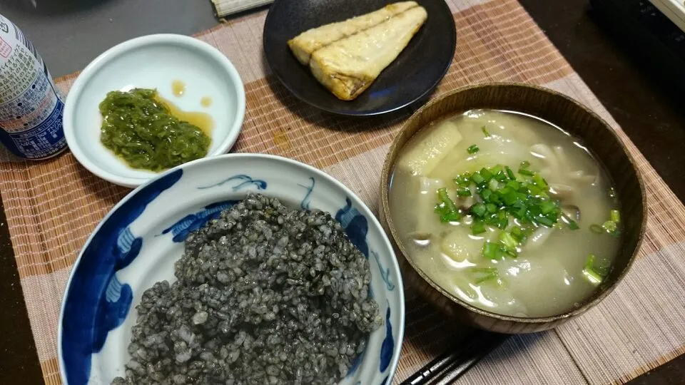 Snapdishの料理写真:めかぶ＆鯖の塩焼き＆長ネギとしめじの味噌汁|まぐろさん