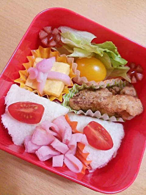 娘弁当☆今日は義理の母のお誕生日♪
なのでお誕生日おめでとうお弁当(*^-^*)
ともさんのささみのクリスピー揚げ＆サンドウィッチ(^_-)-☆|Kayo Matsudaさん