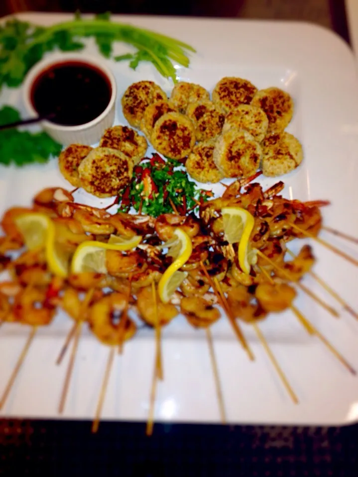 Curry and coconut blue swimmer crab cakes with BBQ chilli and lime prawn skewers|woodfiredさん