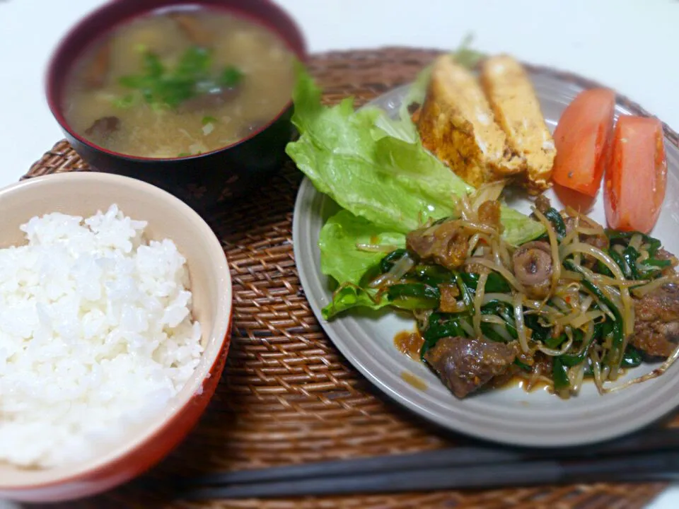 レバニラ炒め シーチキンだし巻き 落葉キノコみぞれの味噌汁|にゃろめさん