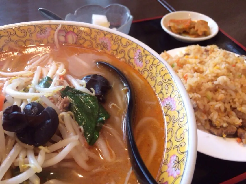 【日替定食】みそラーメンと小チャーハンを頂きました。|momongatomoさん