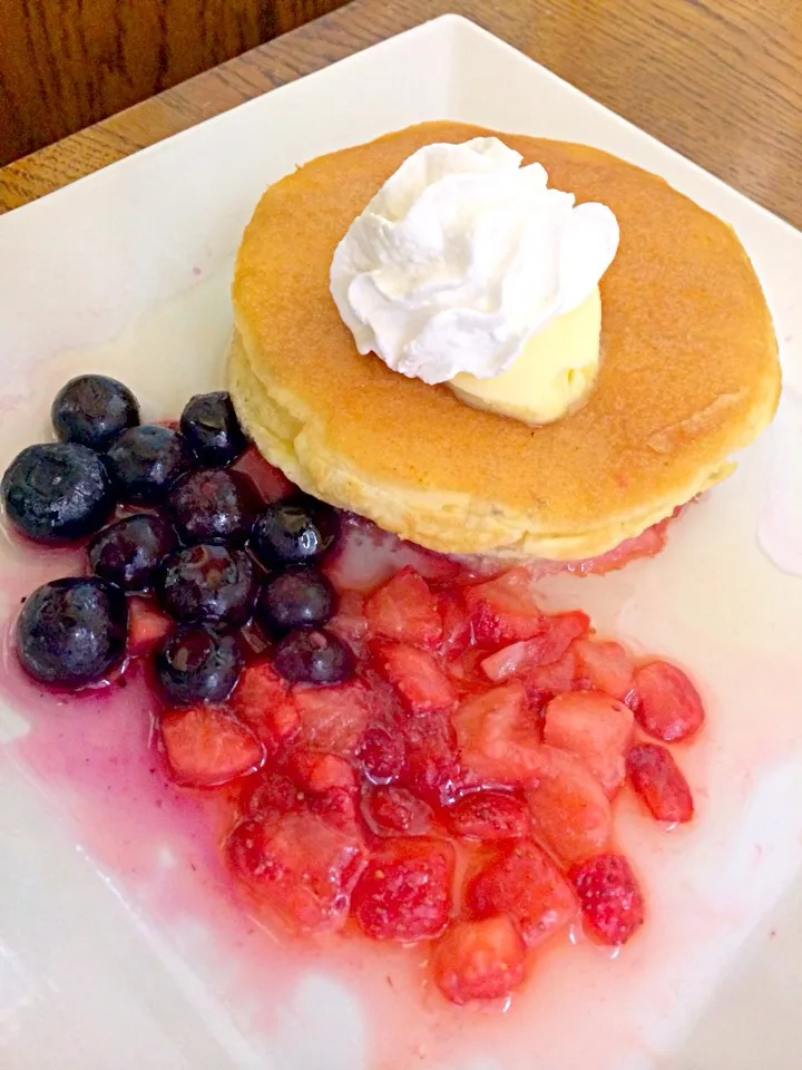 Pancake w/strawberry#blueberry 🍴|MJ🇵🇭🇯🇵さん