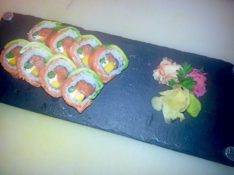 Snapdishの料理写真:sushi de salmon palta y mango|Diego Peraltaさん