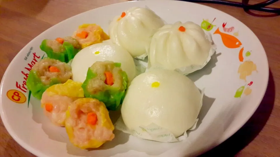 Snapdishの料理写真:Dim-sum and sa-la-pao|Sutharinee Likitnukulさん