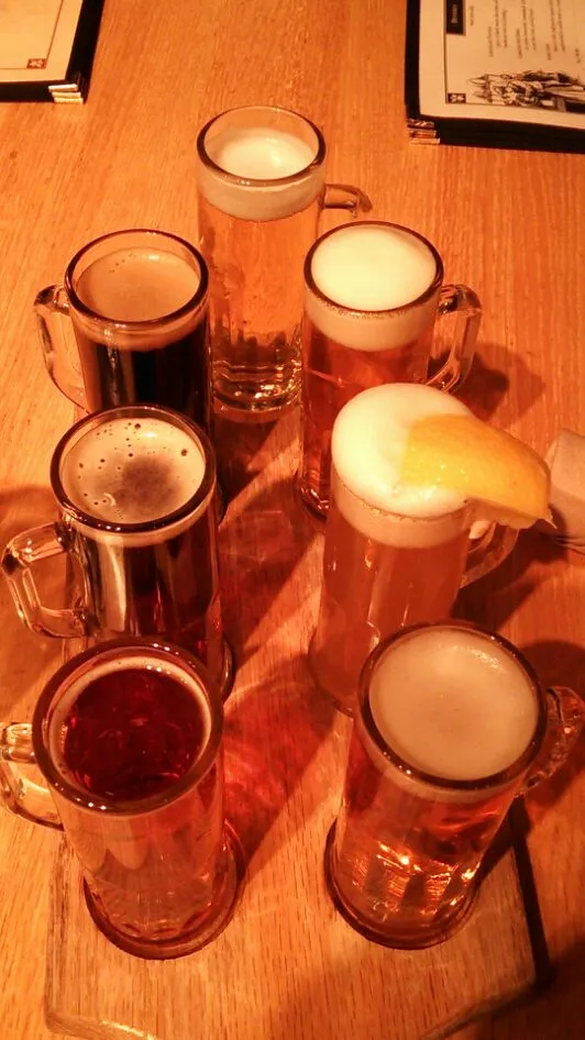 Snapdishの料理写真:地ビール七種類飲み比べ@ Oak Creek Brewery ＆ Grill～o(^o^)o|quitaさん