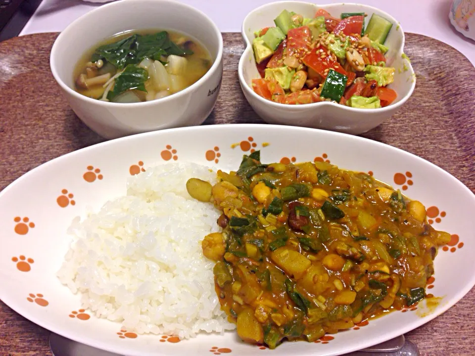 野菜と豆のビタミンカレー、生姜たっぷりスープ、サーモンとアボカドサラダ|じゅりさん