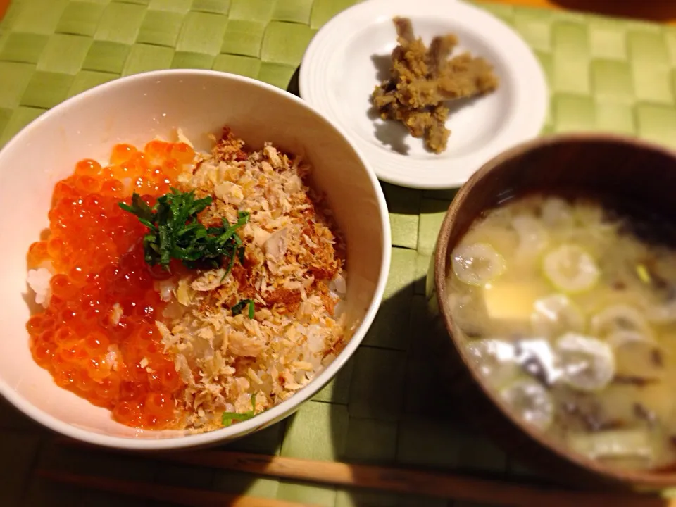 Snapdishの料理写真:2/4【晩ご飯】鮭そぼろといくらの丼。|よっしーさん