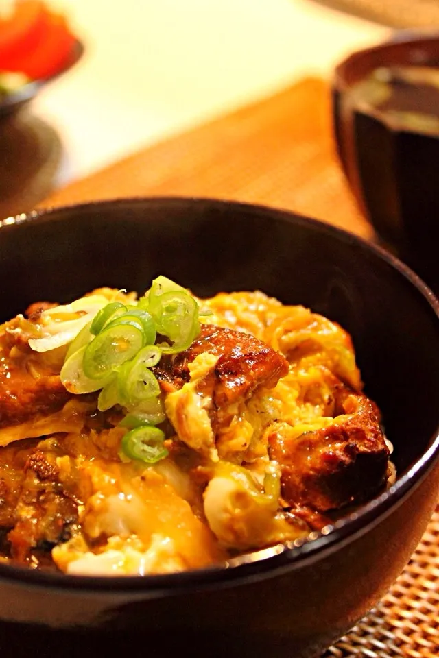 さんま蒲焼き缶詰のうなたま風丼ぶり|はさん