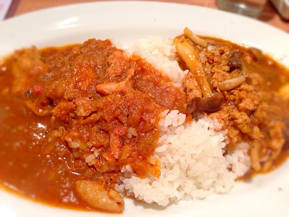 Snapdishの料理写真:チキンカレーとキノコ&チキンキーマカレーのあいがけ at 寺子屋|えすとさん