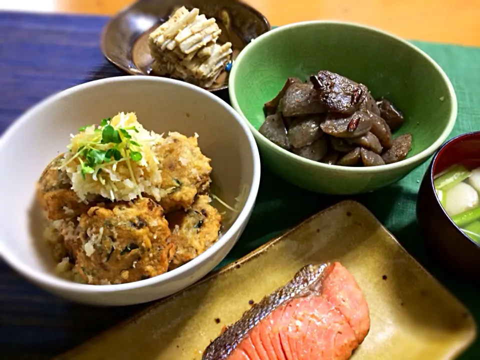 手作りがんもの出汁みぞれがけ、鮭の味噌漬け焼き、ちぎりこんにゃくの唐辛子きんぴら、たたきゴボウの胡麻和え|ぷっくりんこ💙さん