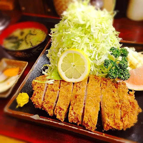 Snapdishの料理写真:とんかつ赤城のロースカツ定食！厚くて、キャベツもりもりでめっちゃ美味しい^o^|NanaMOさん