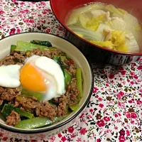 Snapdishの料理写真:小松菜とひき肉のオイスター炒め丼、白菜と鶏胸肉の中華スープ|ゆりさん