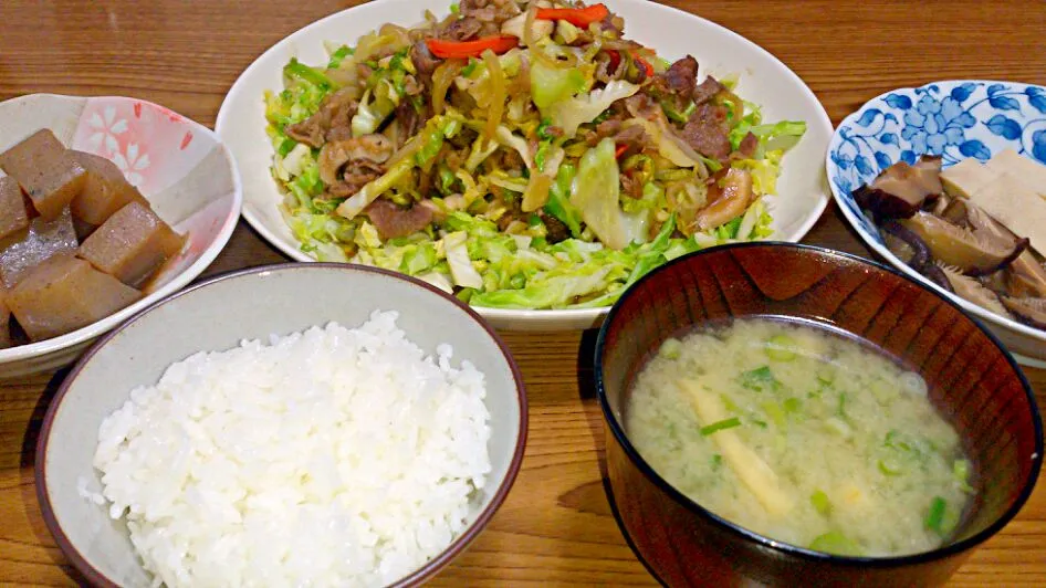 ・牛肉と春キャベツの甘辛炒め
・蒟蒻の煮付け
・巻き寿司の残りの椎茸と高野豆腐
・葱と揚げのお味噌汁|ようかんさん