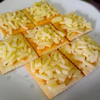 pizza cheese on the cracker! bake in the oven or microwave oven~
아이비 위에 피자치즈 올려봤어요~!!
바로 오븐으로~~|유찬영さん