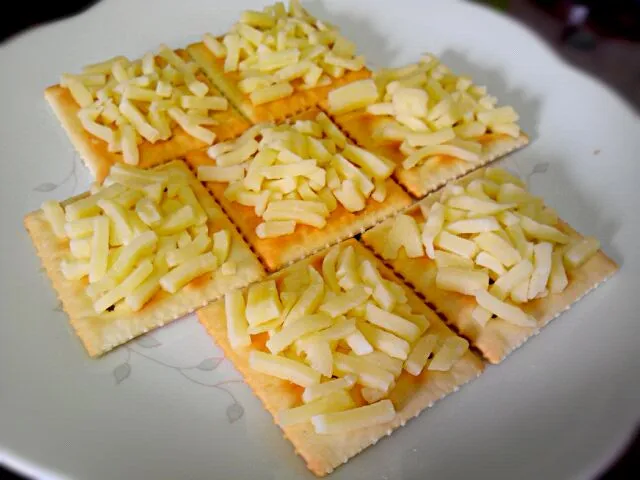 pizza cheese on the cracker! bake in the oven or microwave oven~
아이비 위에 피자치즈 올려봤어요~!!
바로 오븐으로~~|유찬영さん