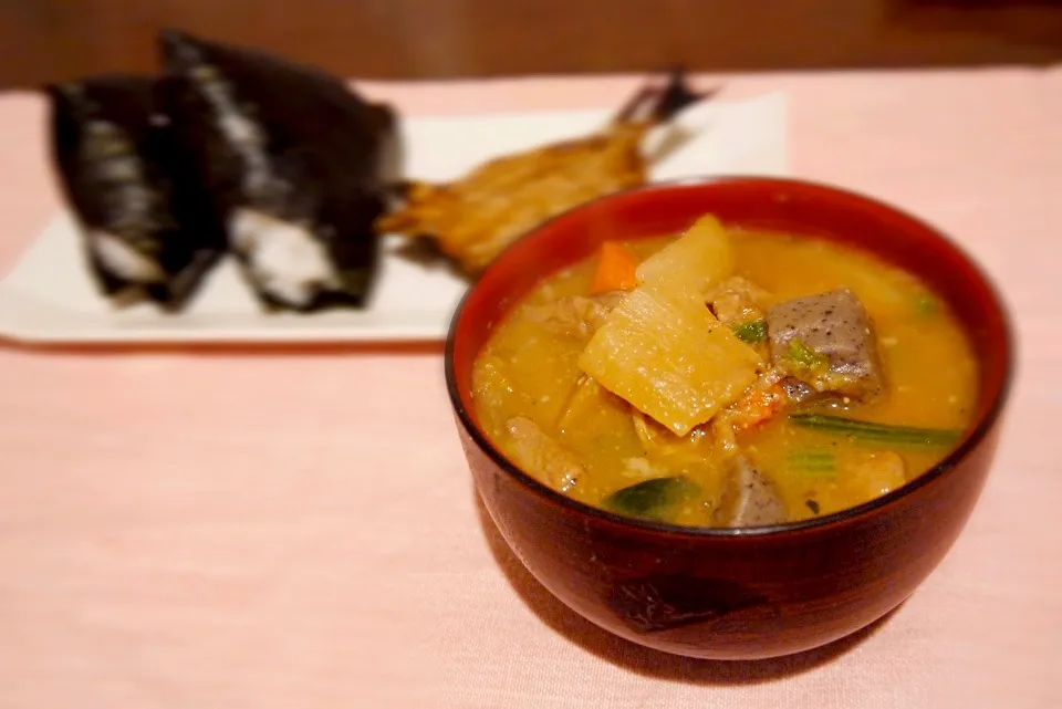 もつ煮込み・鯵みりん干し・おにぎり|ももさん