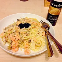 Snapdishの料理写真:Cream Spaghetti with prawn and salmon (caviar on it)|Reiji Miuraさん