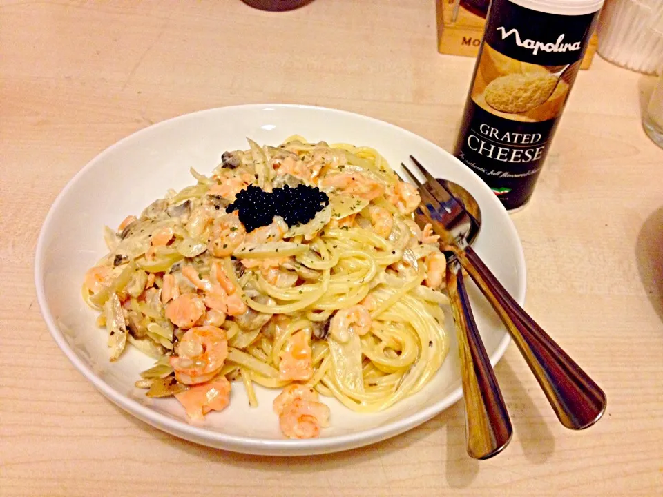 Cream Spaghetti with prawn and salmon (caviar on it)|Reiji Miuraさん