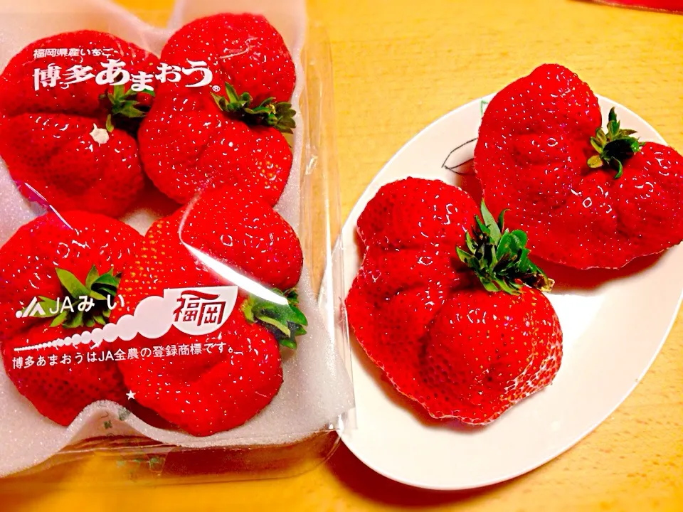 Snapdishの料理写真:1パックに四粒のあまおう🍓|まさまささん