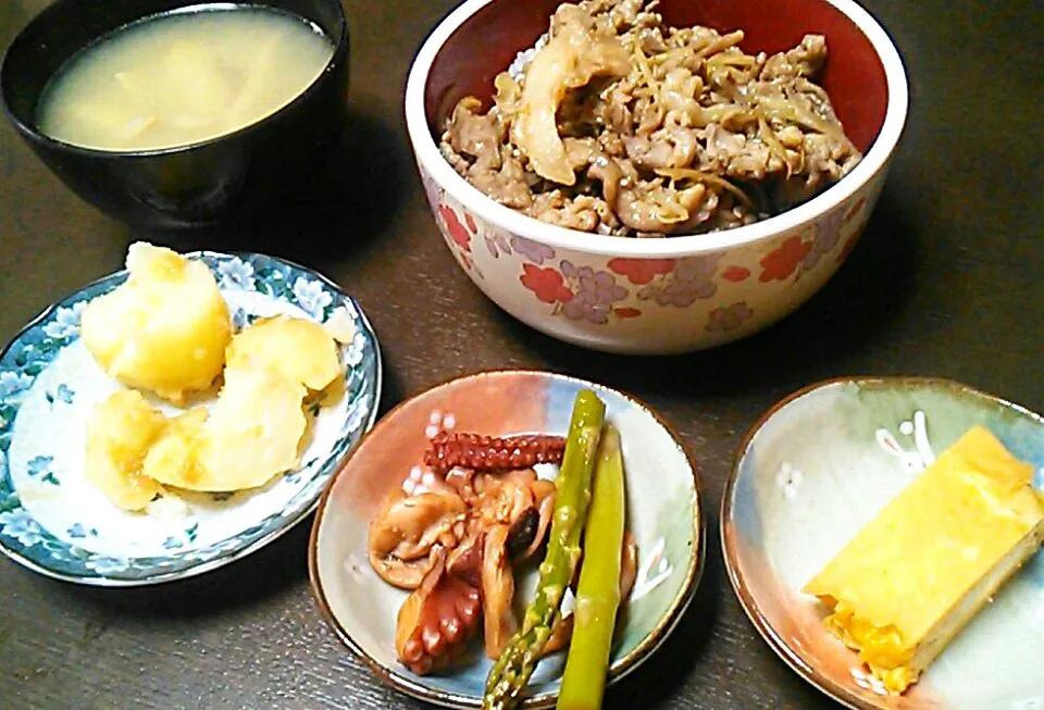 ゴボウと豚肉の丼　卵焼き　油揚げの味噌汁　アスパラとタコの醤油煮　じゃがいもの煮っ転がし|のりこさん