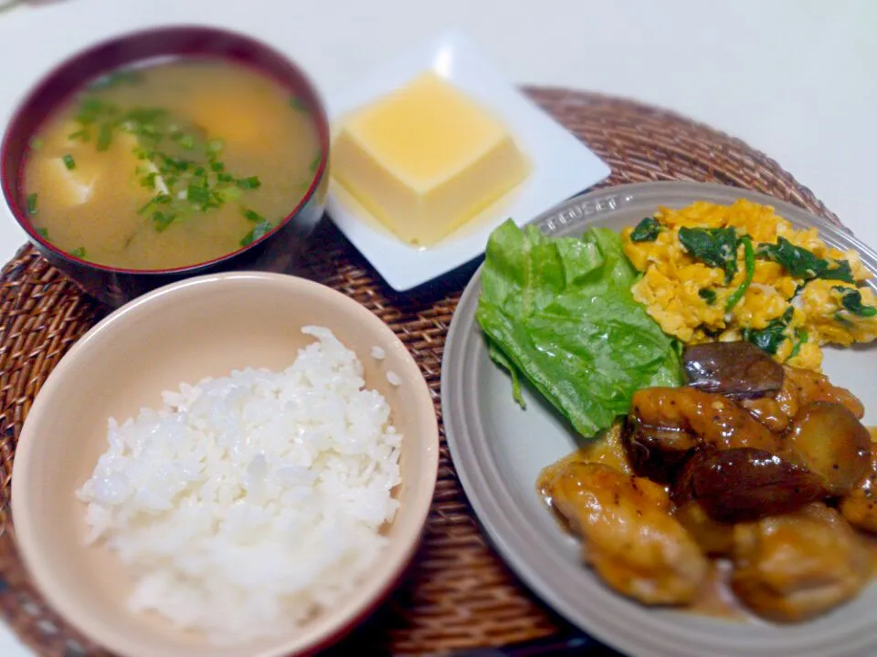 なすと鶏もも肉の酸っぱ煮 ほうれん草と卵炒め 納豆豆腐の味噌汁 卵豆腐|にゃろめさん