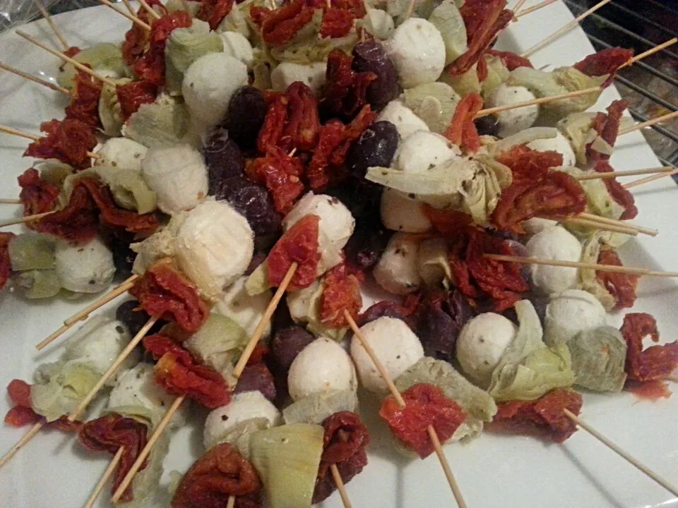 Antipasto skewers: sun-dried tomato, mozzarella, artichoke heart, cured black olives|Chef On Qさん