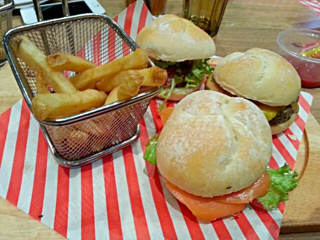 3  mini burger at fany burger|Phinarasuさん