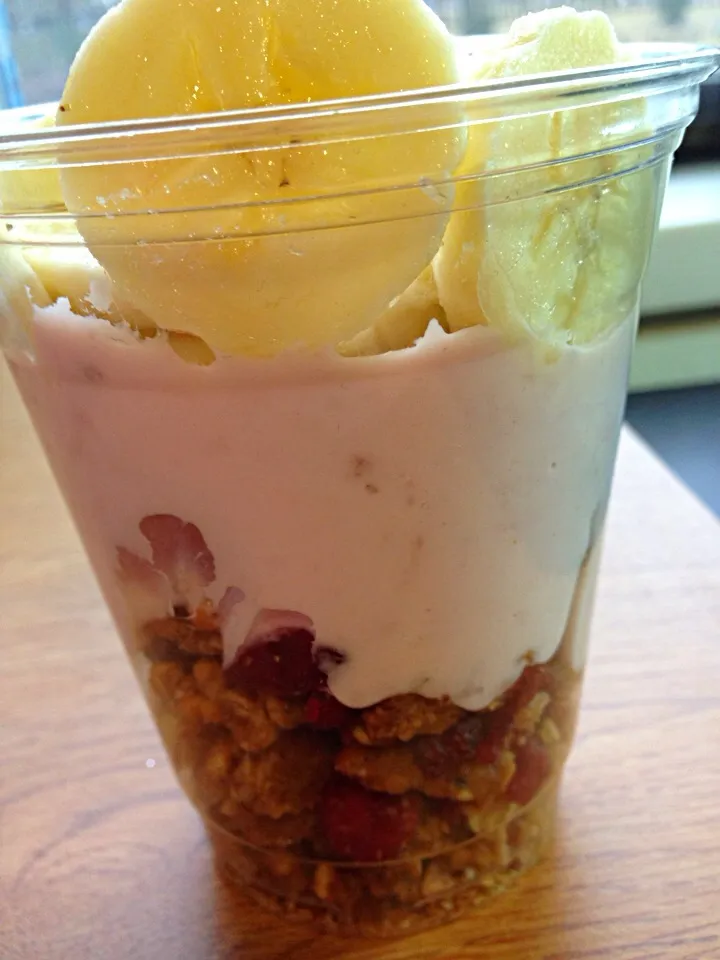 Yogurt Parfait with Banana and Granola|happycat^^さん