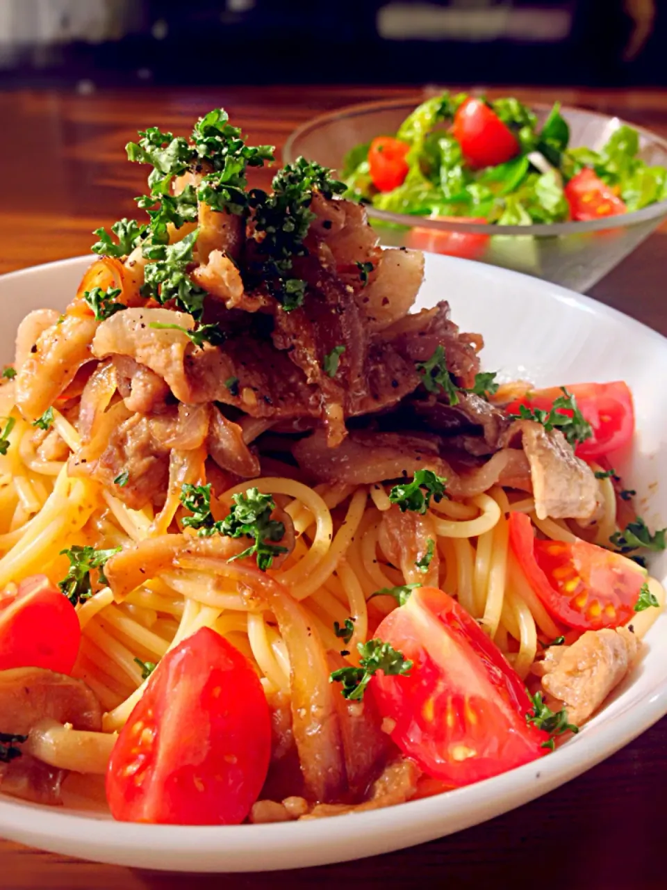 ⭐️豚肉とトマトの照り焼きパスタ ⭐️野菜サラダ 玉ねぎドレッシング|よっちぃさん