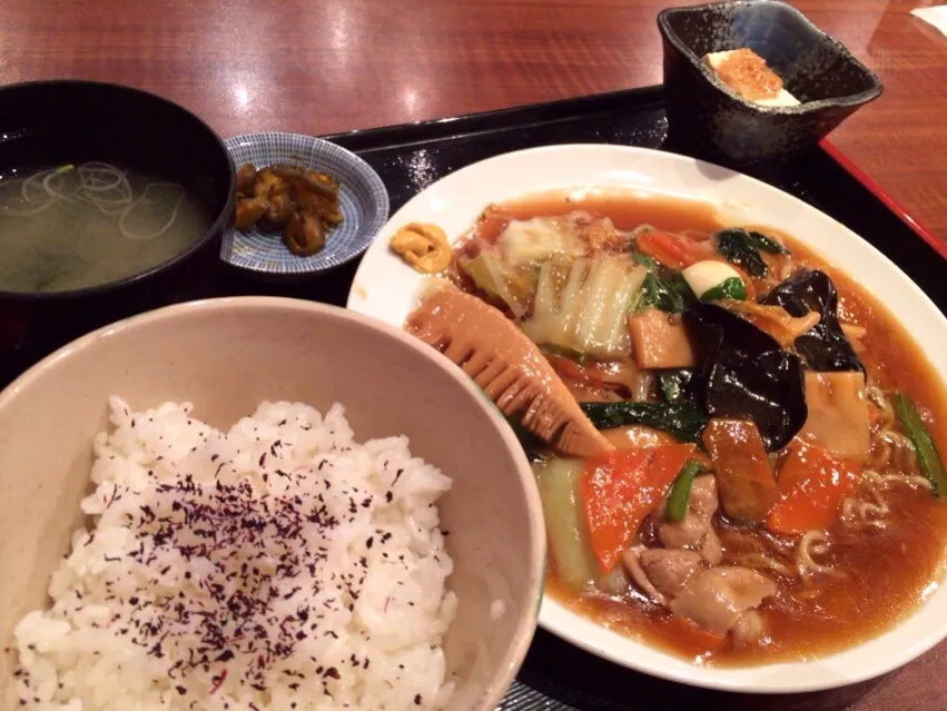 五目あんかけ焼きそば定食を頂きました。|momongatomoさん