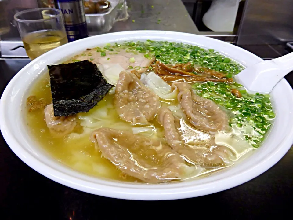 飯田橋のタカハシのワンタン麺。メチャ熱いですよ。火傷に注意デス❗️|東京ライオンズさん