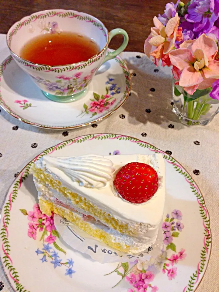 お気に入りティーカップでティータイム🍰☕️🍓|まみりんごさん