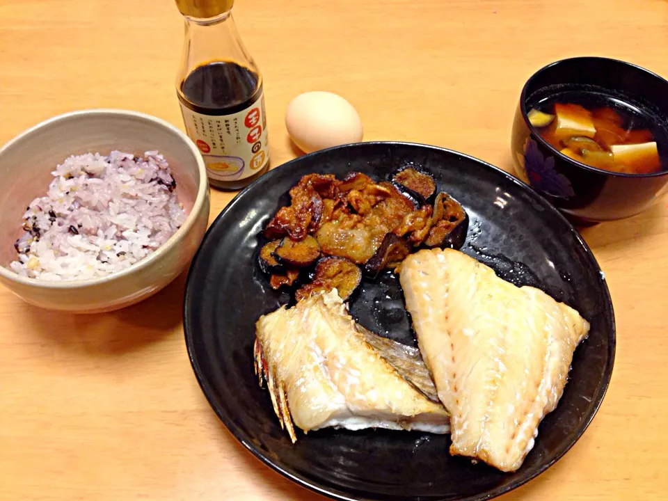 Snapdishの料理写真:赤魚塩焼き、ナスと豚肉の甜麺醤炒め、十五穀米飯、ナスと豆腐の味噌汁。以上、本日の晩御飯！！|中上崇さん