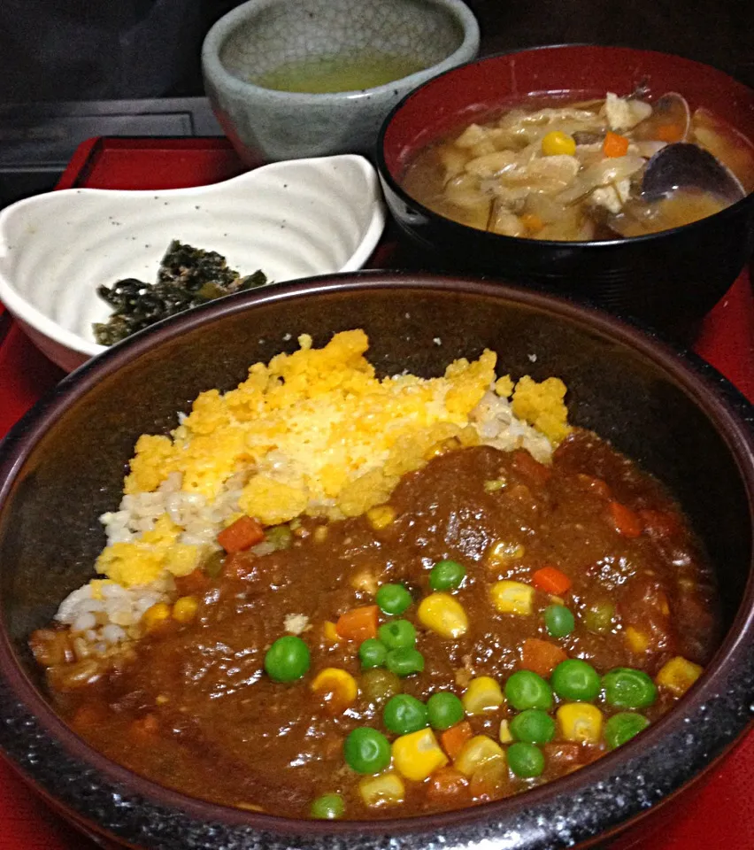 単身晩ごはん カレーライス トッピングは炒り卵粉チーズ  ワカメ酢の物  あさりと野菜の味噌汁納豆入り|ぽんたさん