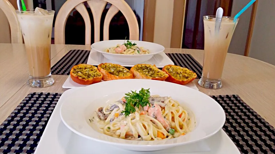 Salmon creamy carbonara and home made garlic bread|Sarah Navarroさん