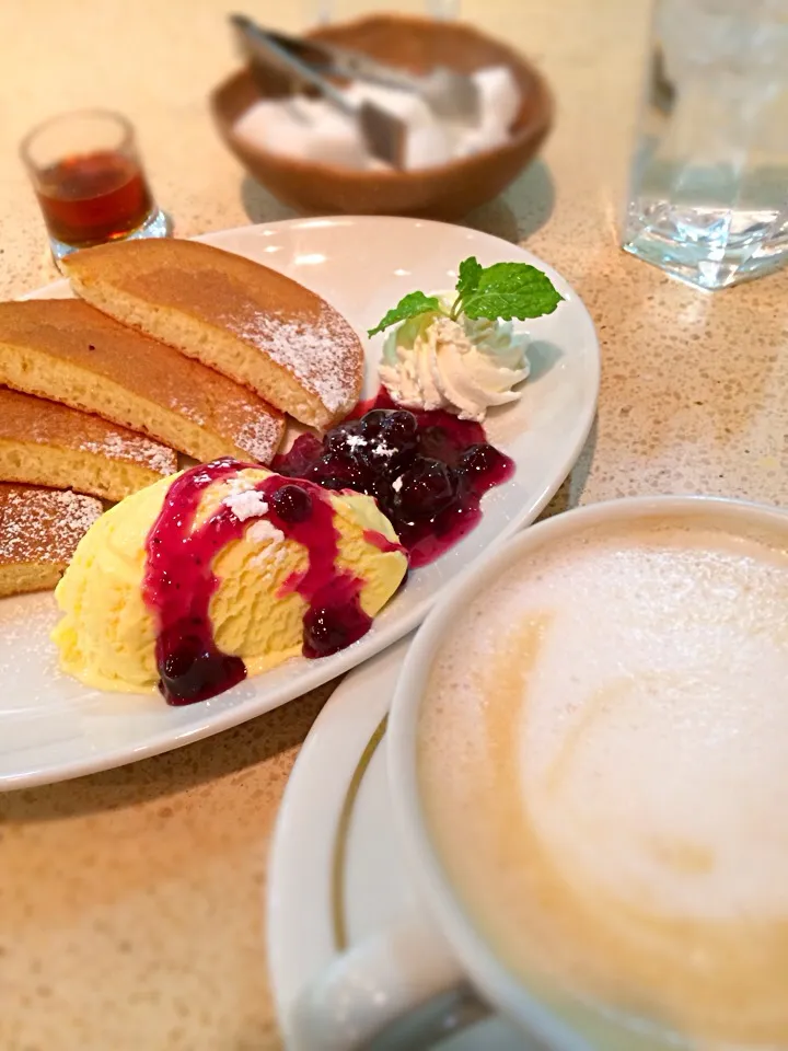 パンケーキとカフェラテ|しげさん