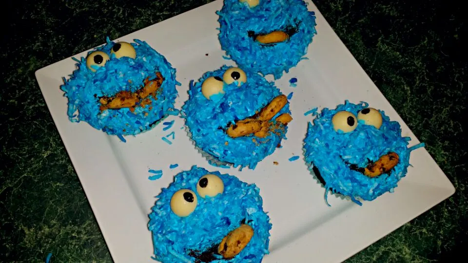 Snapdishの料理写真:cookie monster cupcakes|Julia Deeさん