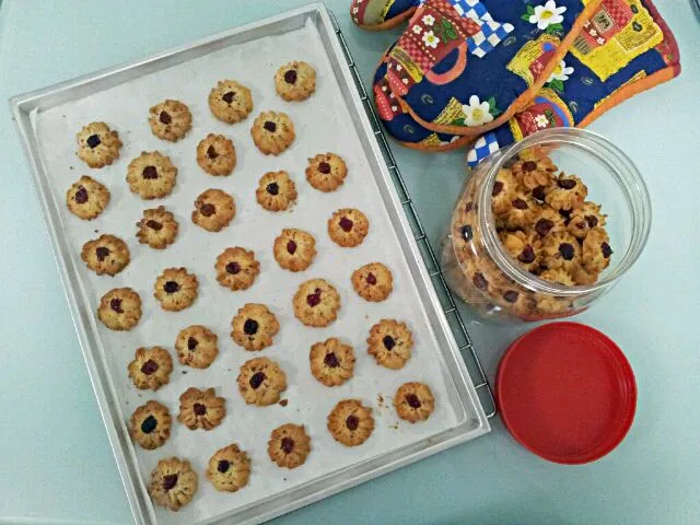 Snapdishの料理写真:Cranberry Butter Cookies for Chinese New Year|Shannonさん