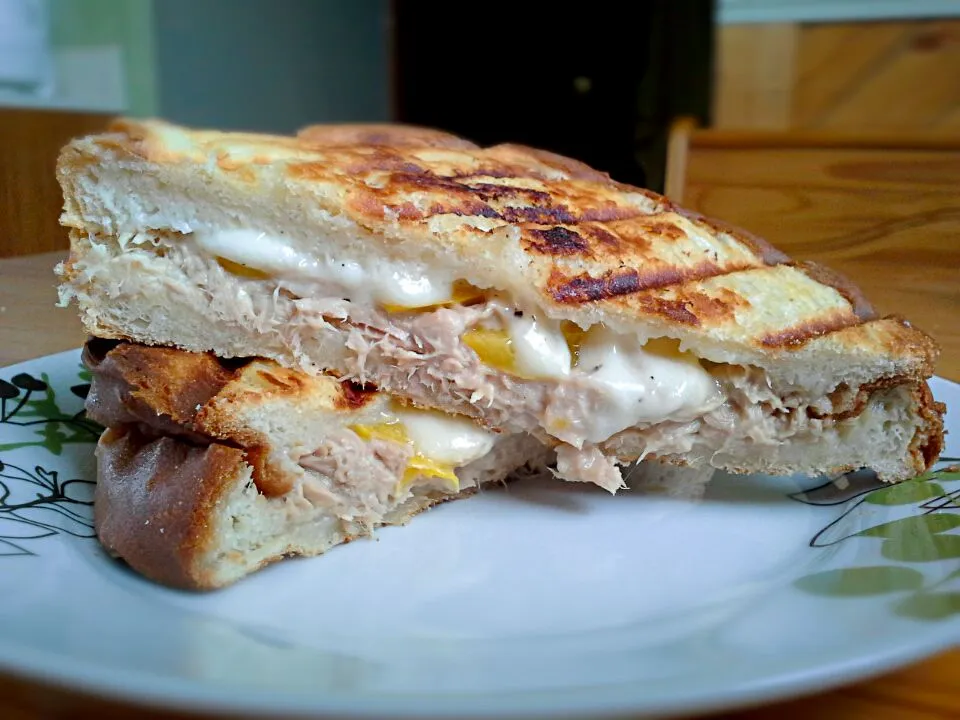 Snapdishの料理写真:Tuna melt with yellow peppers|Fe's kitchenさん