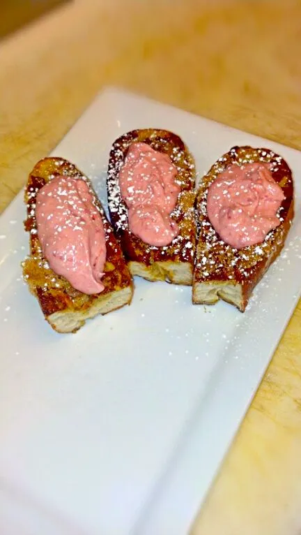 cinnamon crunch french toast w strawberry whipped cream|matt hatchewさん