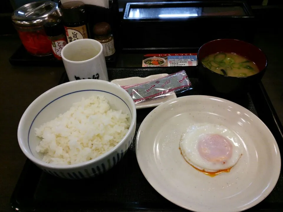 なか卯の目玉焼き朝定食。
これで200円だなんて、コンビニでおにぎりを2個買うよりも安いです。
味噌汁の温かさがありがたい、リーズナブル過ぎる定食です♪
(o≧▽゜)o|東京ライオンズさん