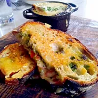 Snapdishの料理写真:grilled cheese pesto with french onion soup|diane nguyenさん