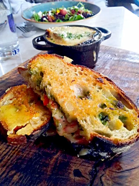 Snapdishの料理写真:grilled cheese pesto with french onion soup|diane nguyenさん