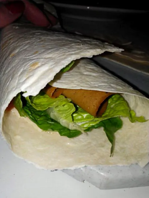 My tofurkey roast beef wrap with mayo and lettuce!|Polly Gelfusoさん