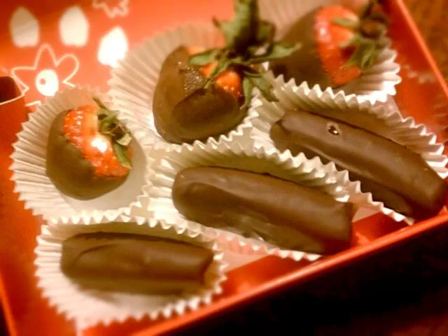 Strawberries & apples dipped in chocolate.|Jiraphon Gさん