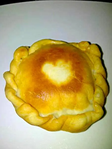 stuffed empanada heart shadow|Dan Alfred Garcia Madriagaさん