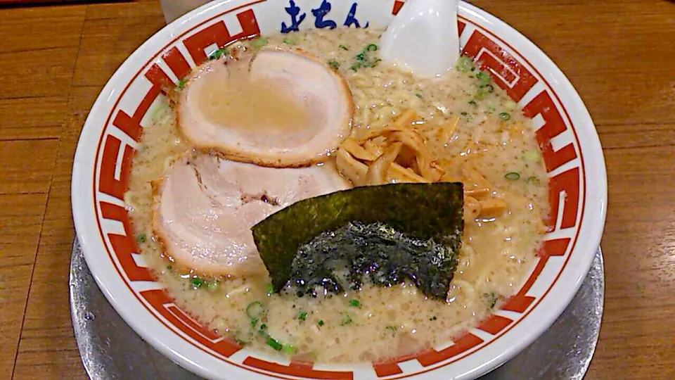 屯ちん のラーメン。
大盛、中盛、並盛と麺の量が選べる650円は、サッパリとコクのあるトンコツ味です。
ヾ(*ΦωΦ)ﾉ　ﾋｬｯﾎｩ|東京ライオンズさん