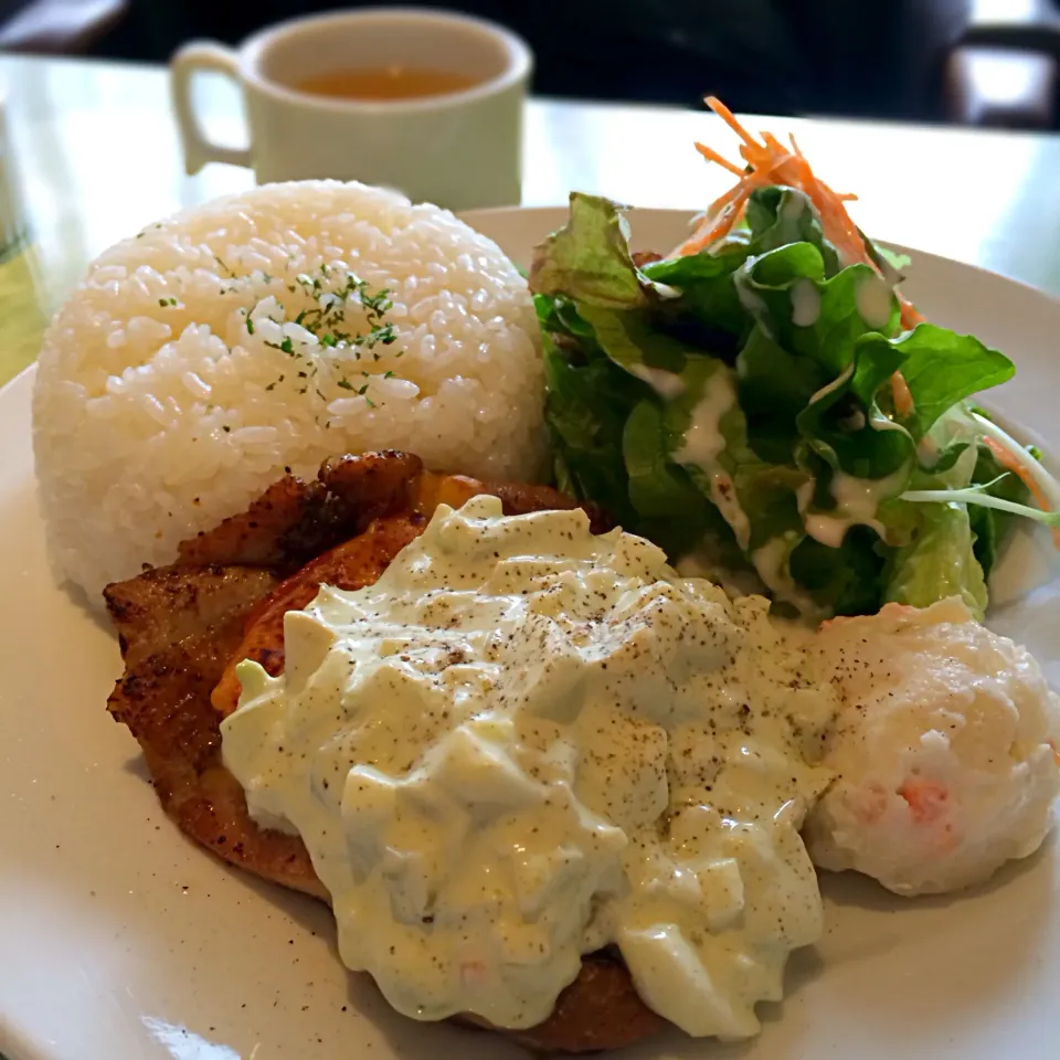 コンシールカフェのトマトとチーズのチキソオーブン焼き アボカドのタルタルソース|michiteruさん