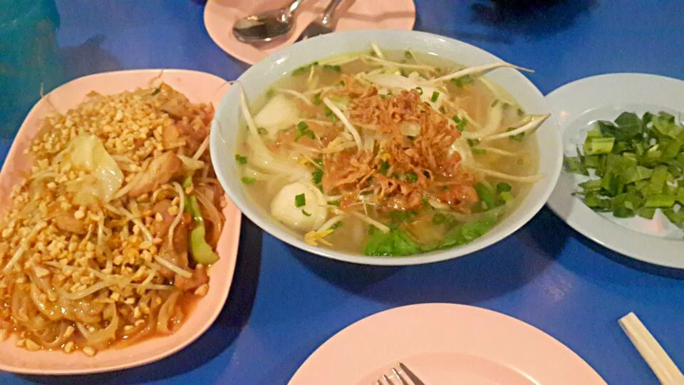 Snapdishの料理写真:경리단길 태국음식 전문점 까올리포차나의 팟타이와 꾸웨이띠여. Thai Food in Korea. Crab Soup with Noodle and Chicken Pad Thai.|Dean Jungさん